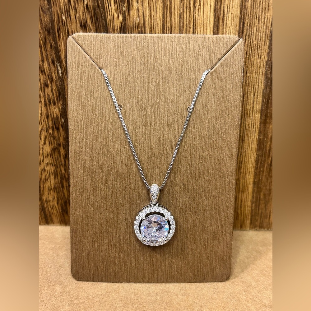 10cm Center Stone Necklace with Halo | Lots of Sparkle ✨ 
$100